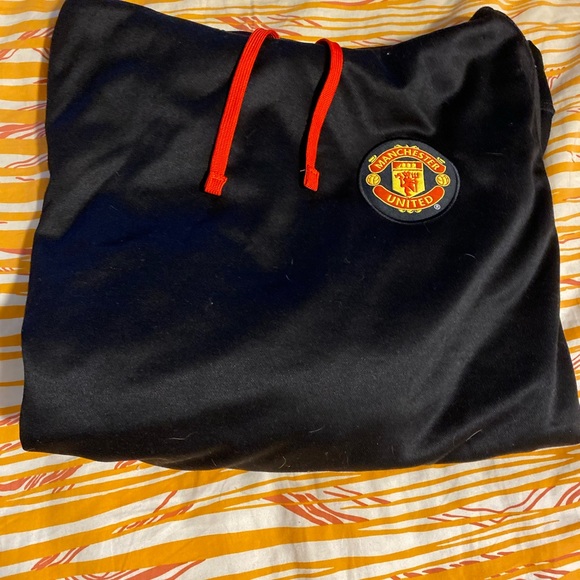 NWT Manchester United Warm-Up/Training Hoodie - Black/Red - Size “Men’s” XL - Picture 7 of 7